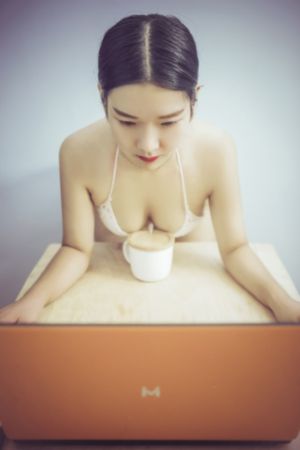 嗯啊厨房呻吟闺蜜男友是做什么的_720高清在线